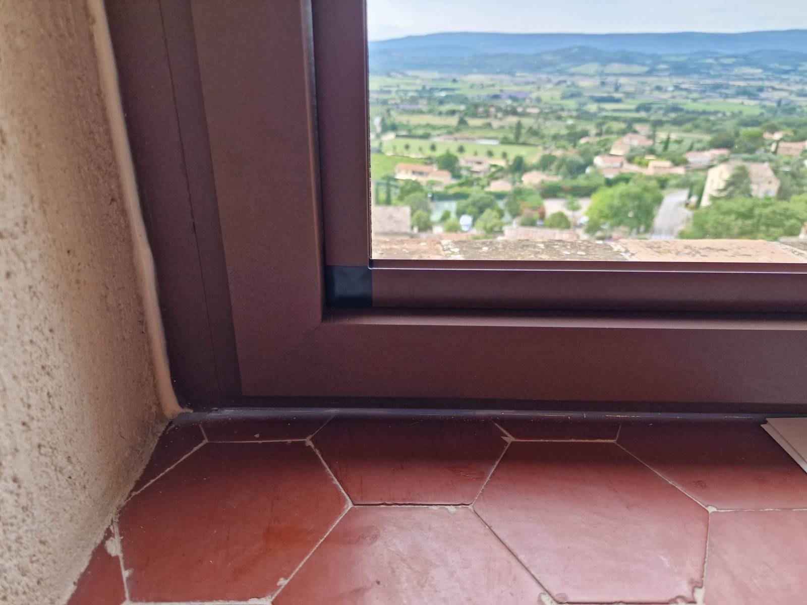 Fenêtre en aluminium sur mesure couleur rouille sans entretient