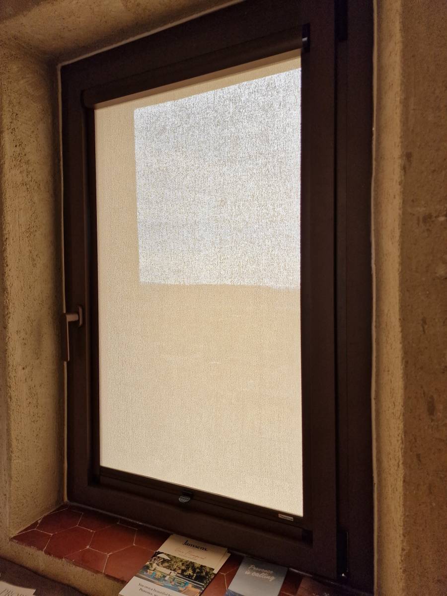 Store tamisant à poser sans perçage de la fenetre 