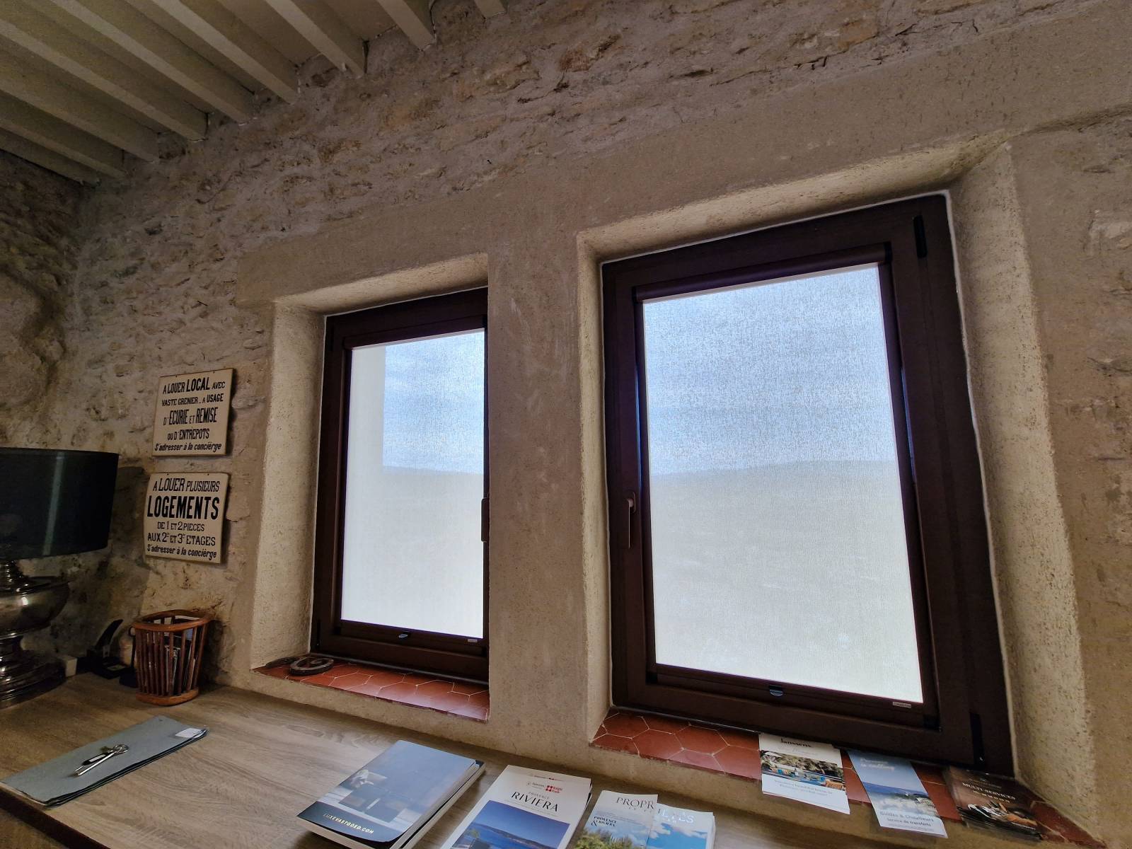 Store tamisant posée sur une fenêtre en aluminium