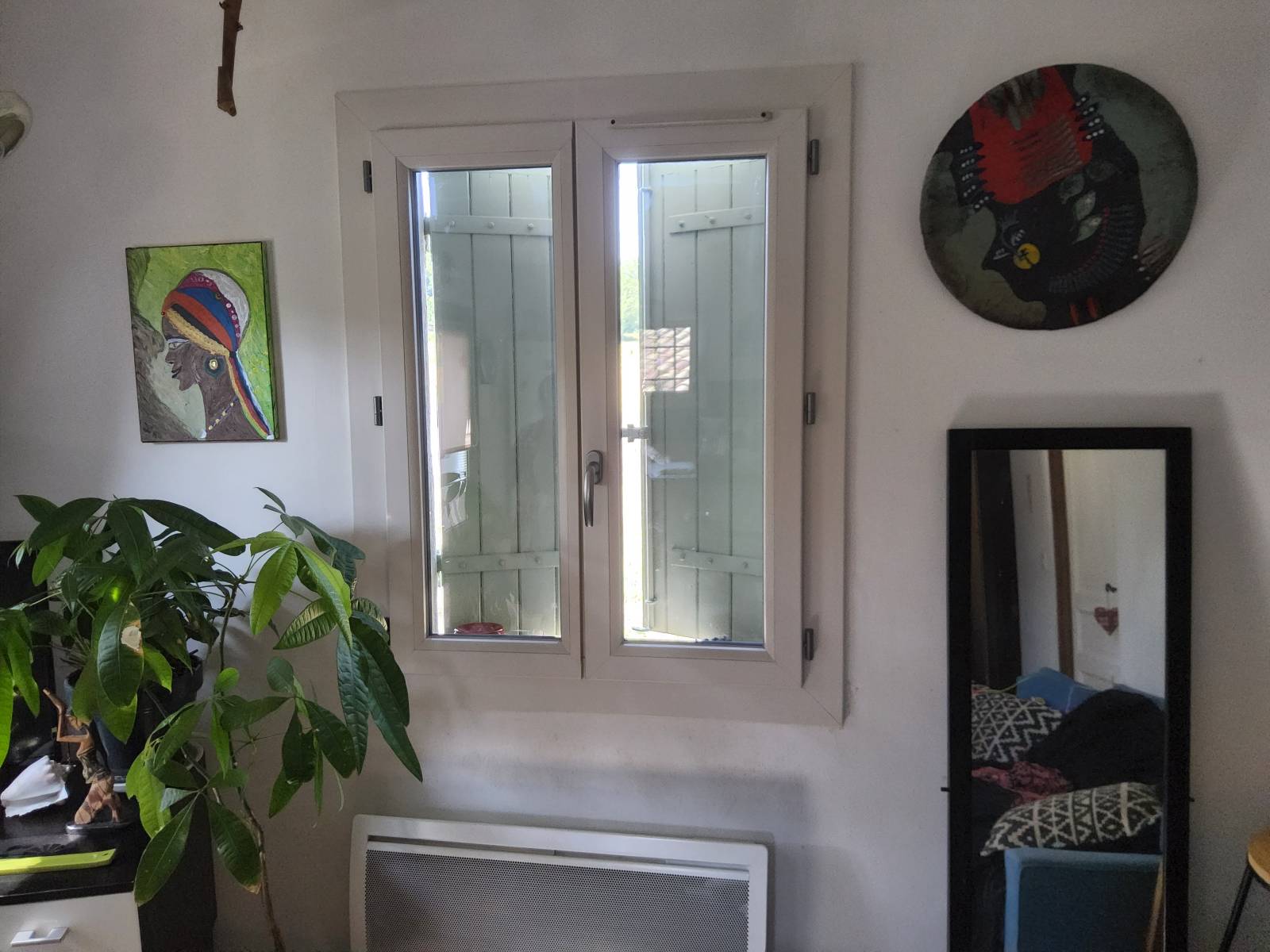 Pose de fenêtre en PVC sur mesure de couleur beige 