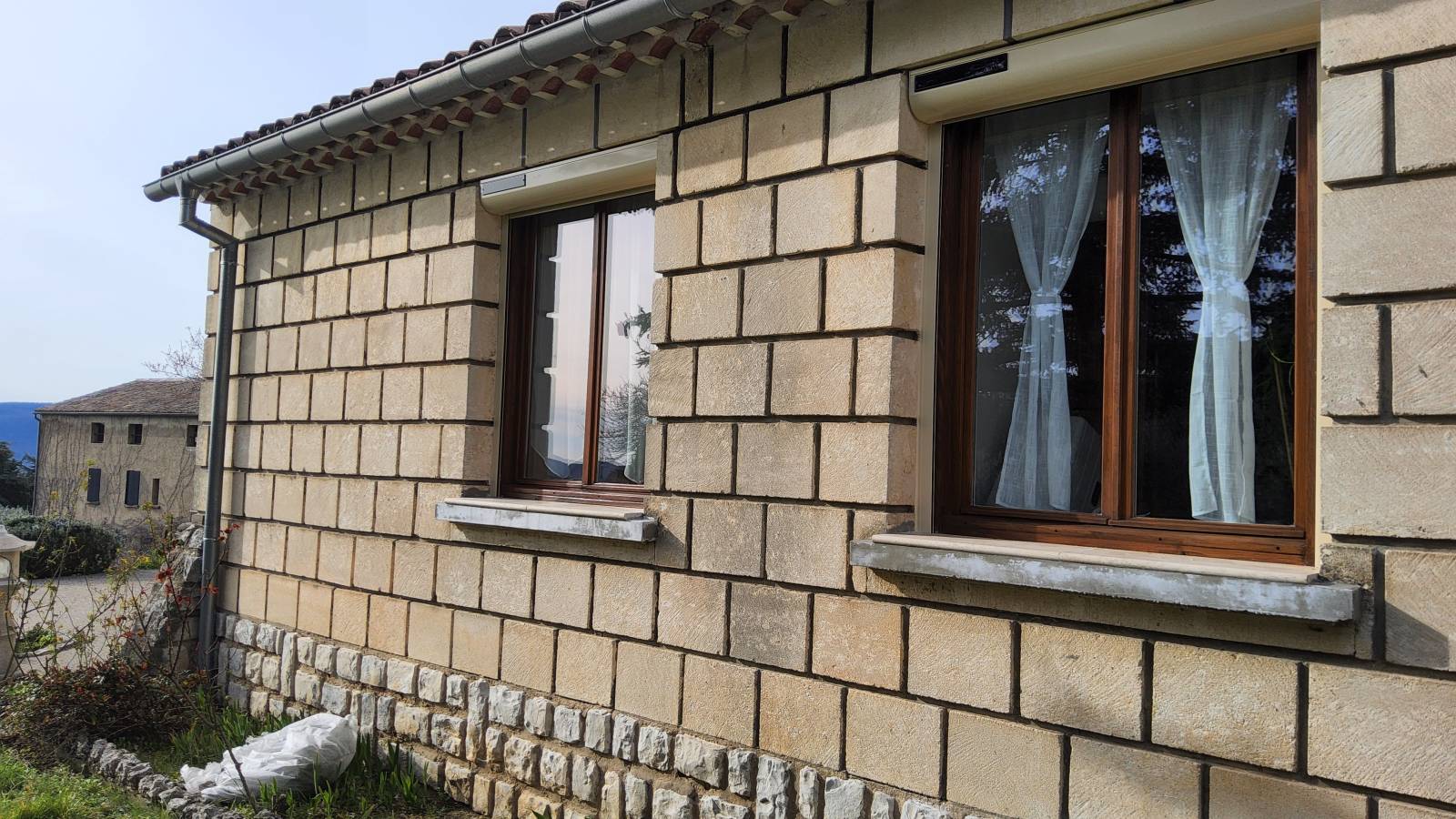 Volet roulant de rénovation avec moteur solaire 