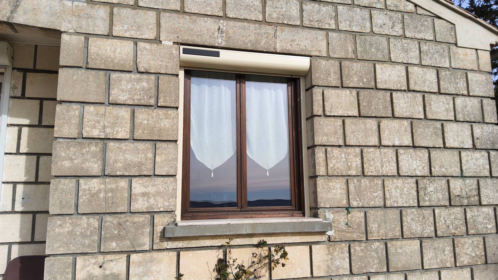 Volet roulant beige avec motorisation solaire 