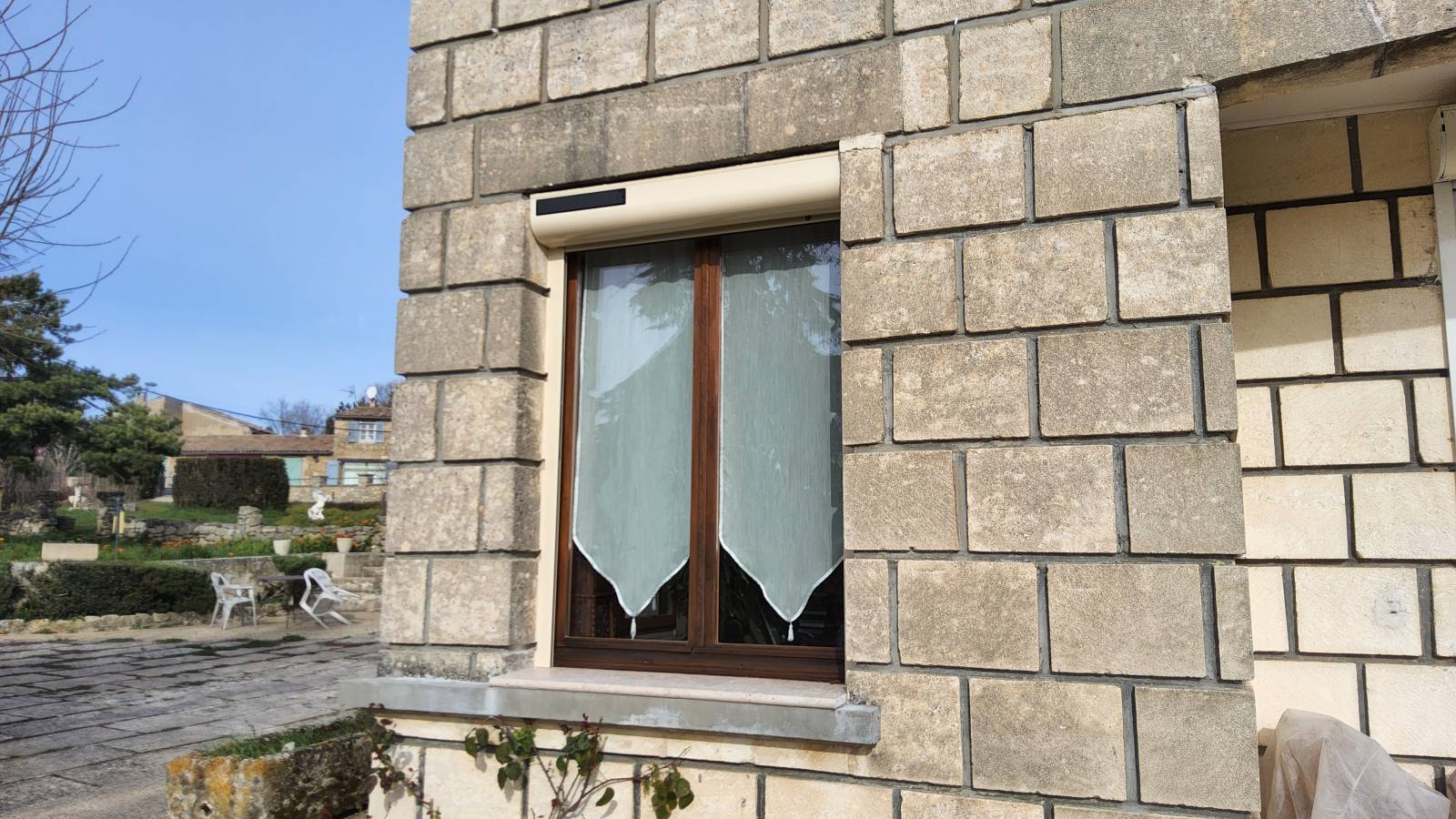 Volet roulant de couleur beige