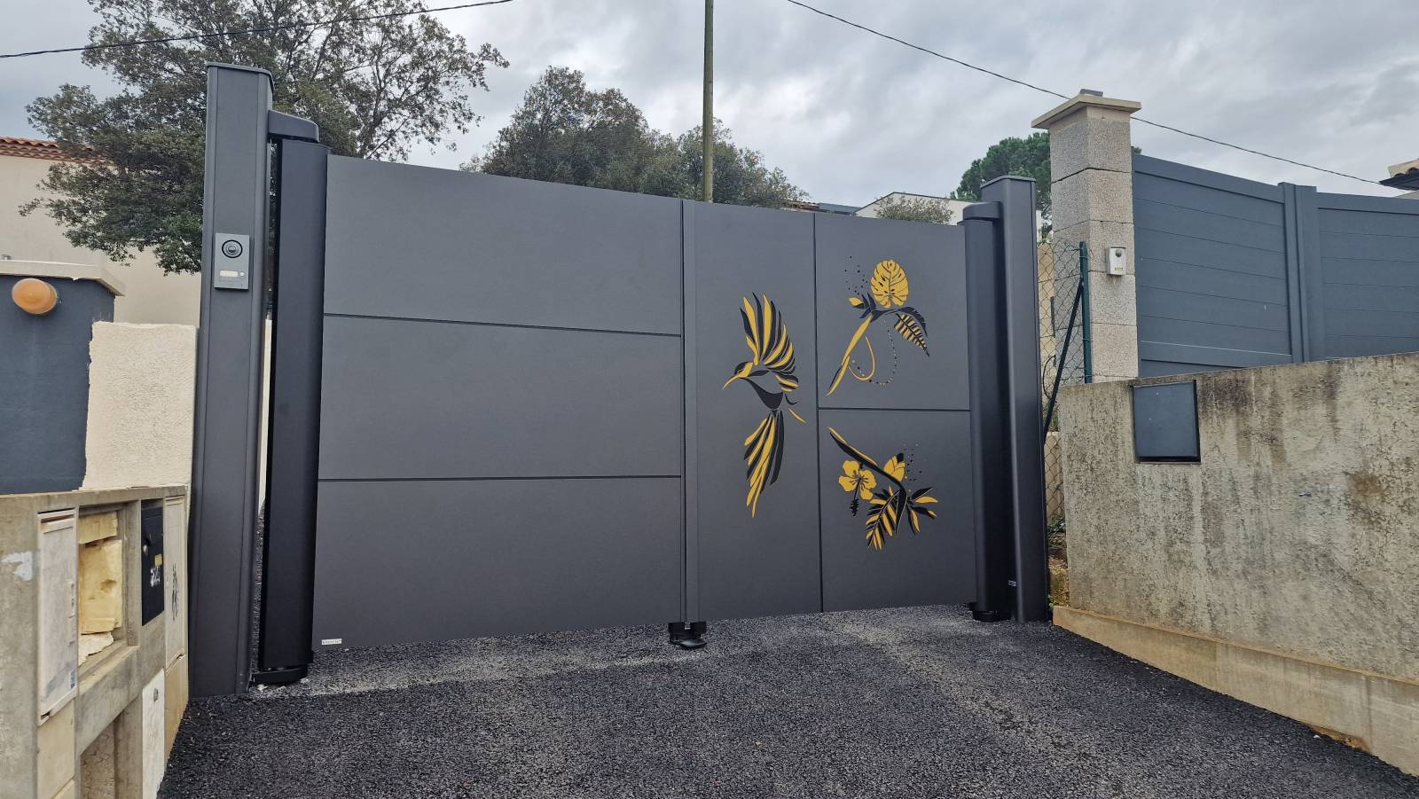 Portail alu sur mesure à caissargues