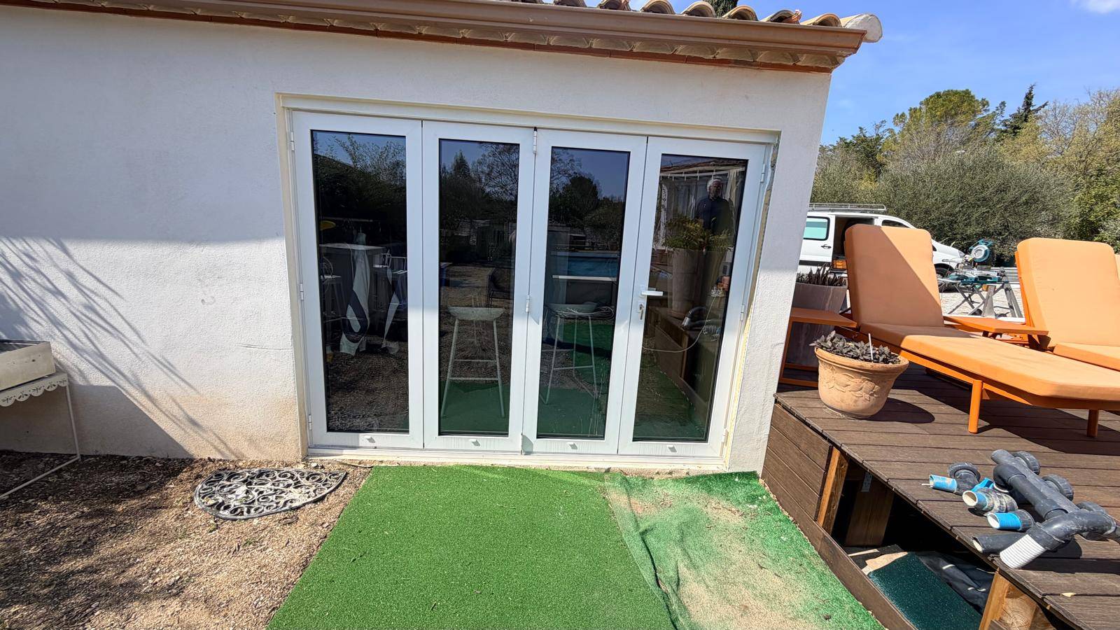 Installation de baie vitrée repliable en alu blanc