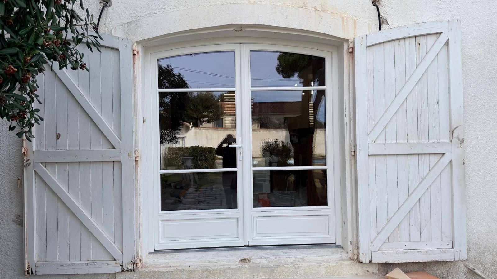 Fenetre cintrée en PVC sur mesure avec croisillons