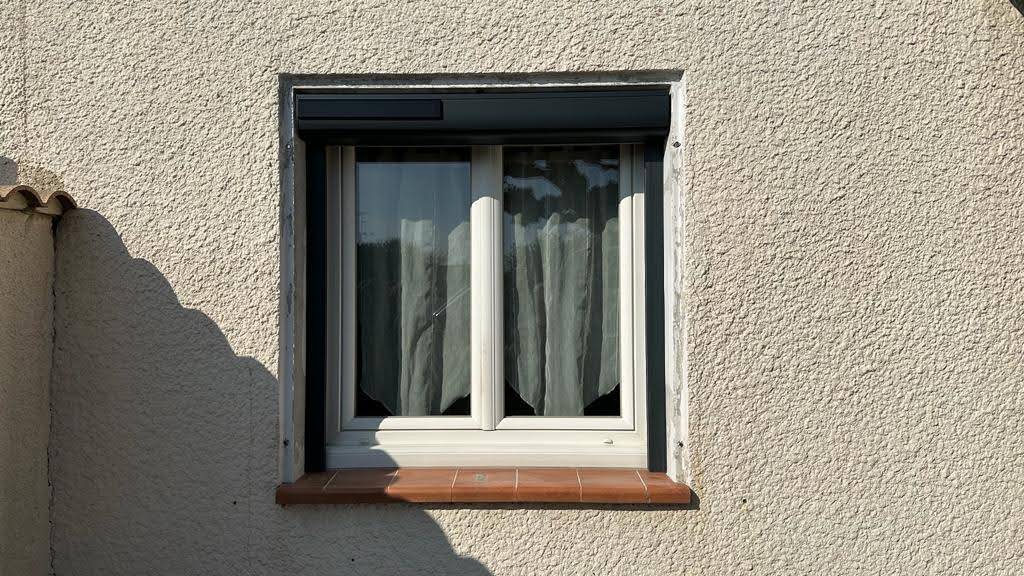 Pose de volet roulant anthracite près de Apt dans le Luberon 
