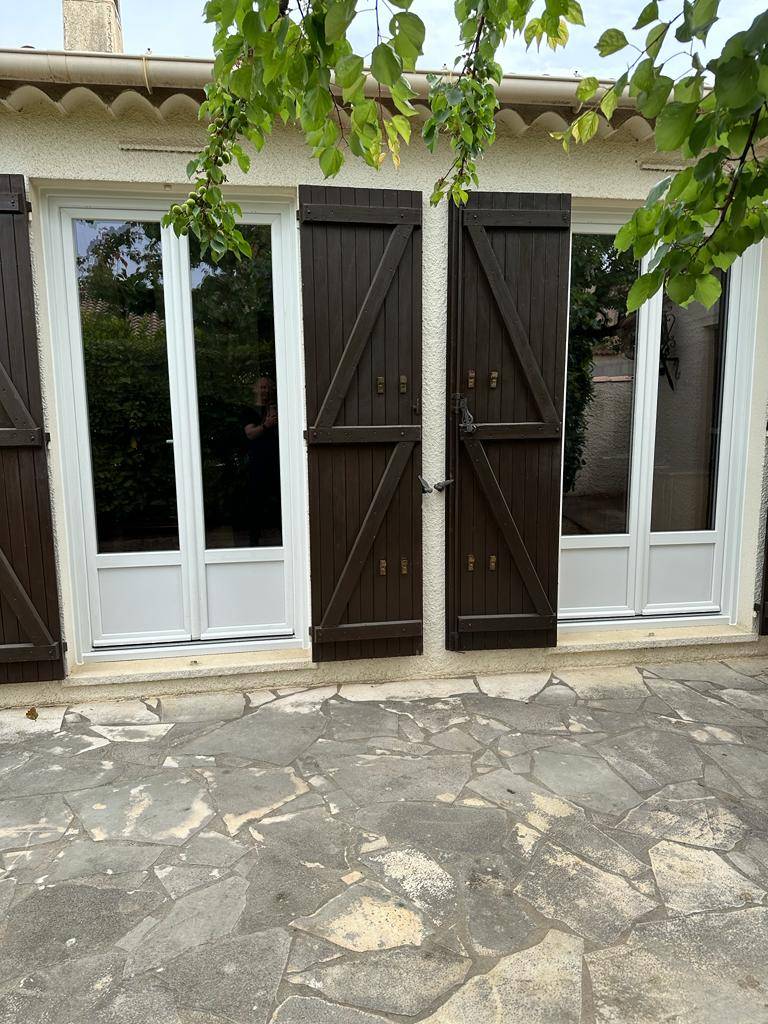 Pose de porte fenêtre en pvc en rénovation avec soubassement  près Bouillargues 