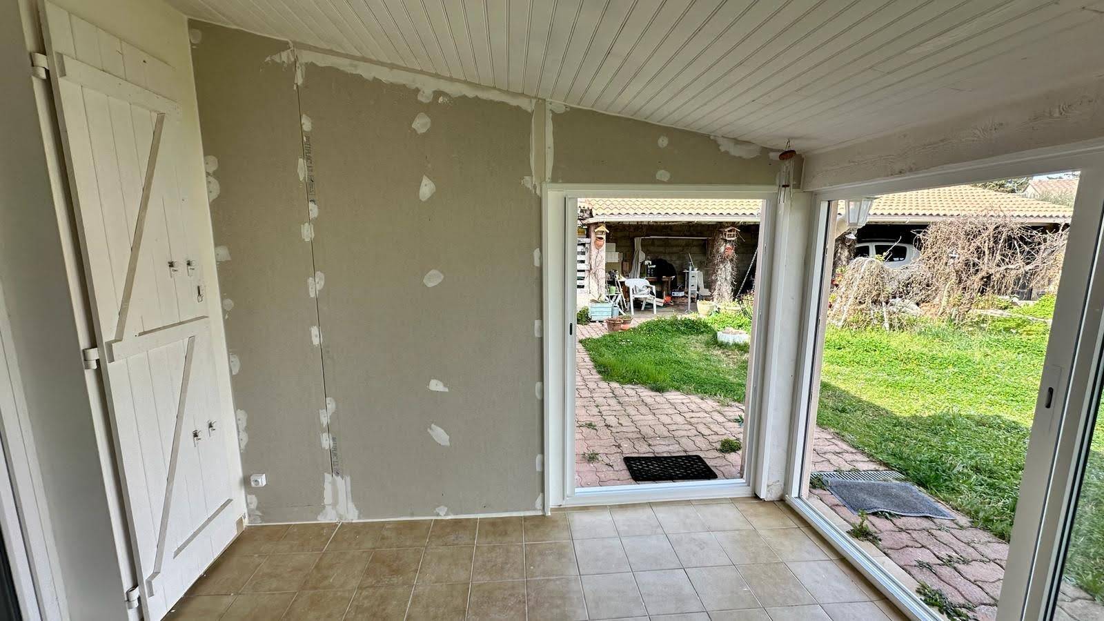 Installation de Coulissant Galandage en Aluminium à Uzès (30) : Élégance et Fonctionnalité