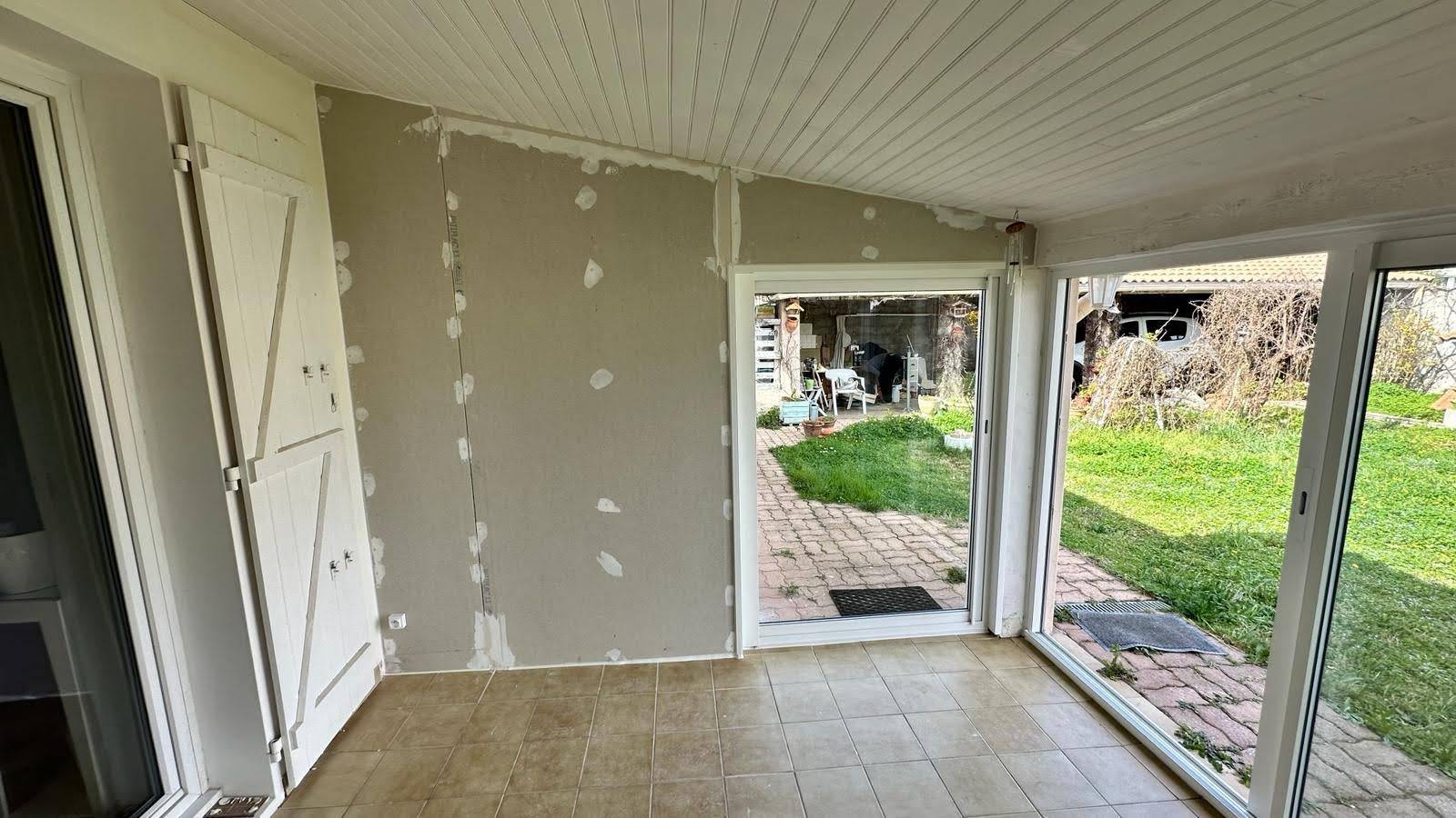 Installation de Coulissant Galandage en Aluminium à Uzès (30) : Élégance et Fonctionnalité