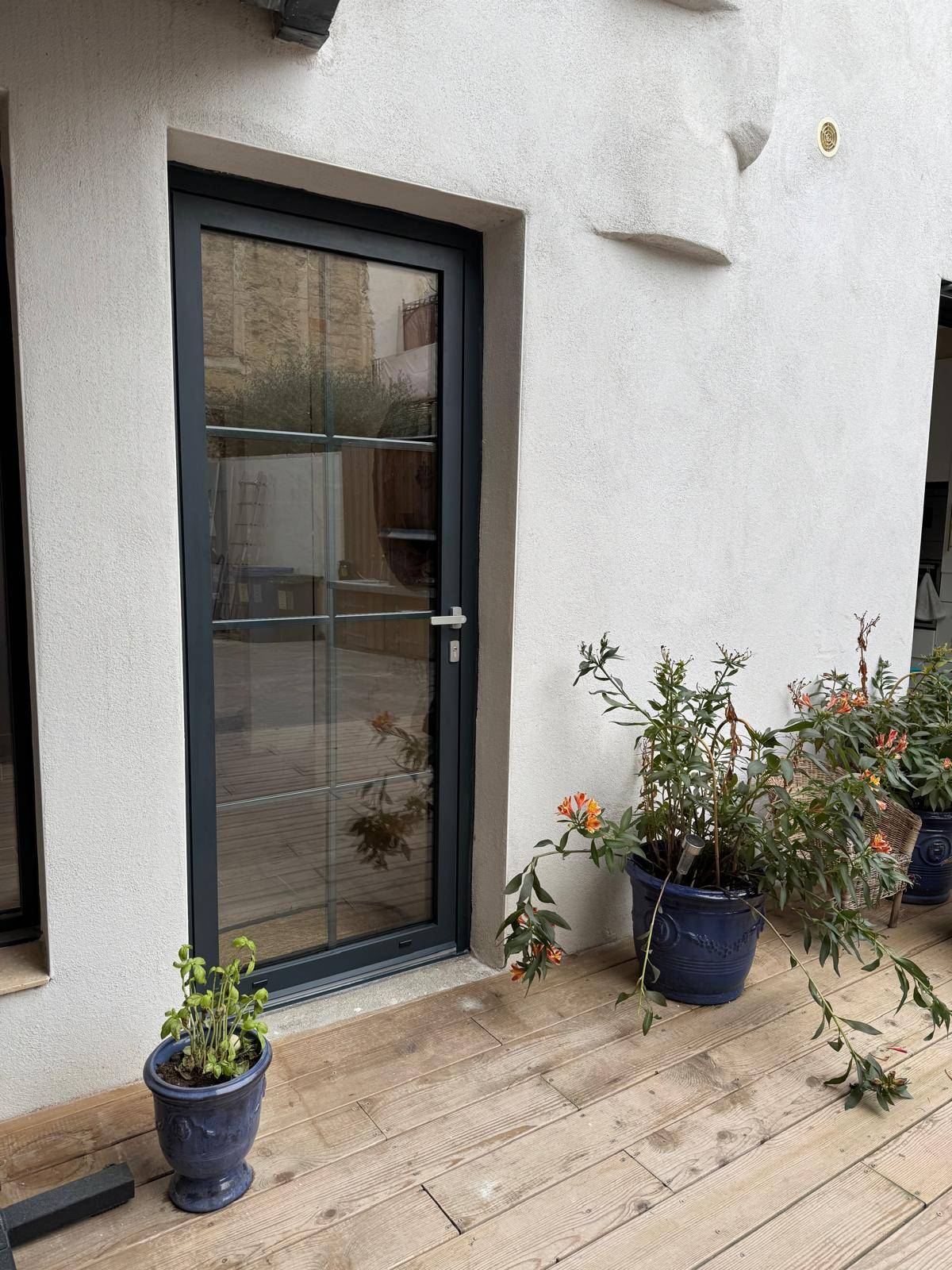 Installateur de porte d'entrée moderne à Rodilhan 