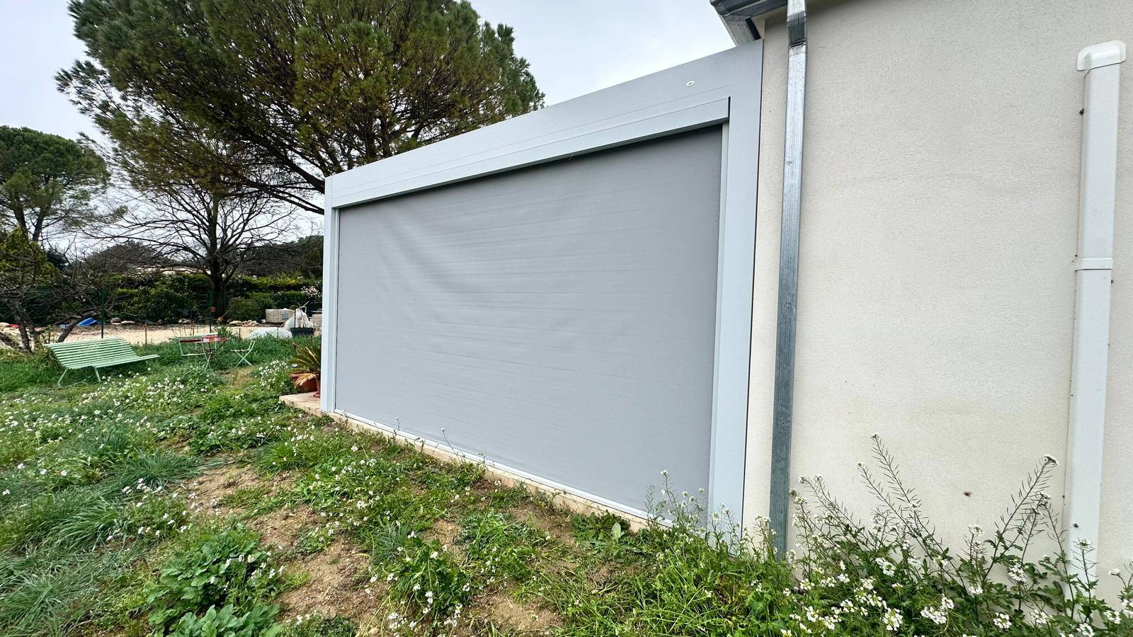 Pergola bioclimatique sur mesure avec store occultant