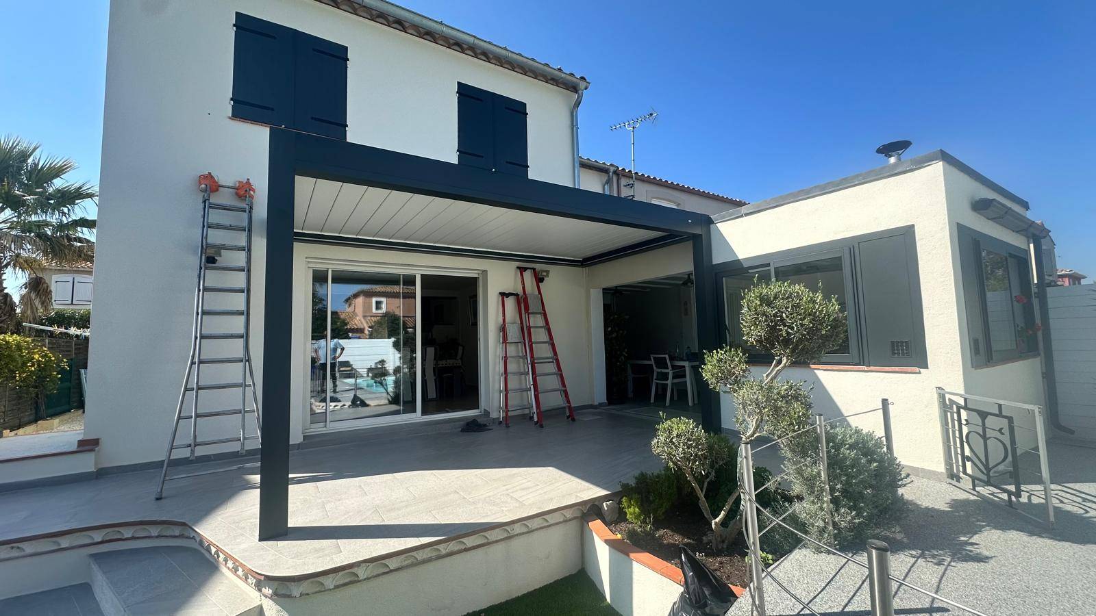 Pergola aluminium sur mesure autoportante gard cour exterieure