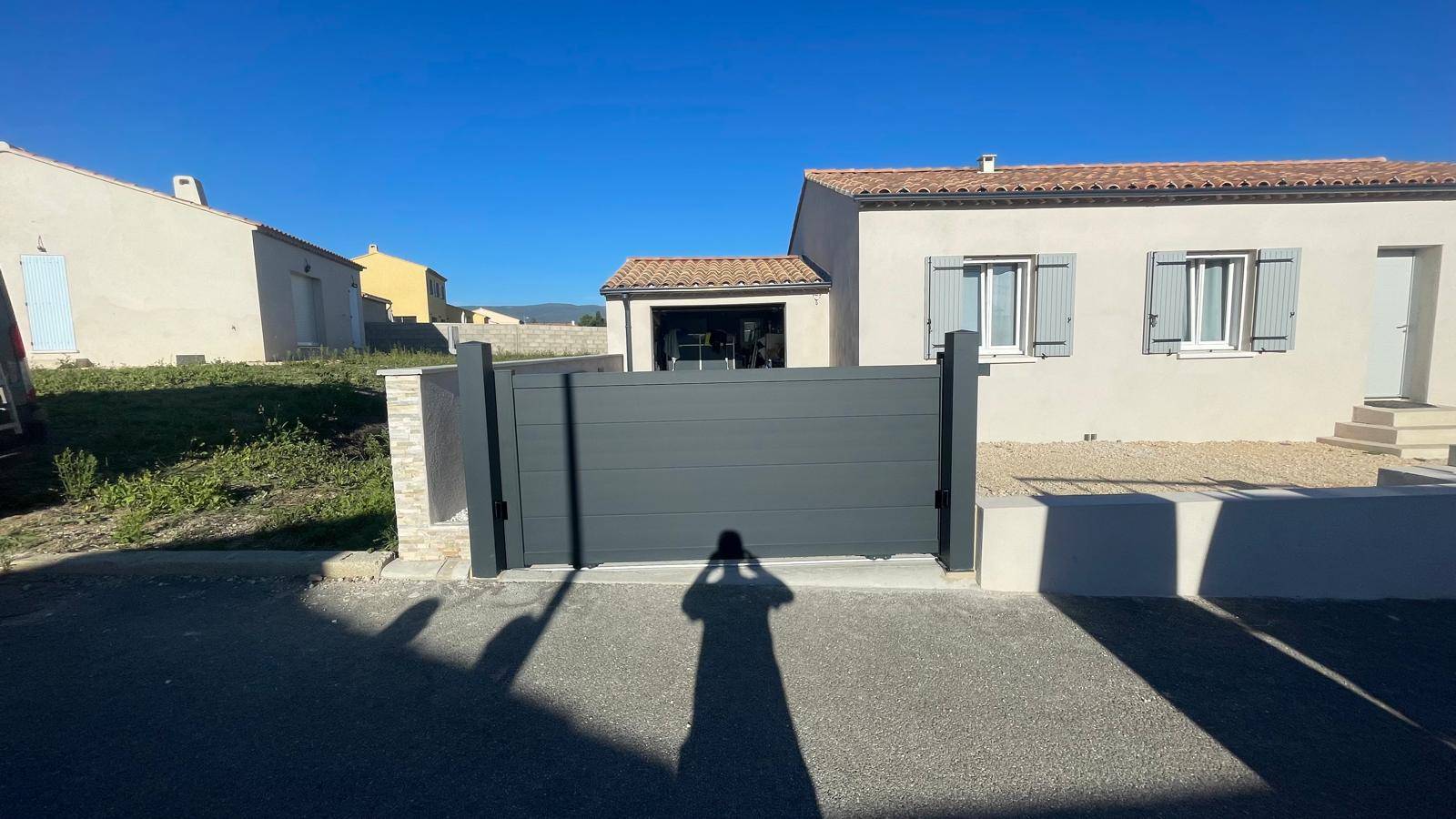 Portail aluminium motorisé sur mesure installé autour de Nîmes