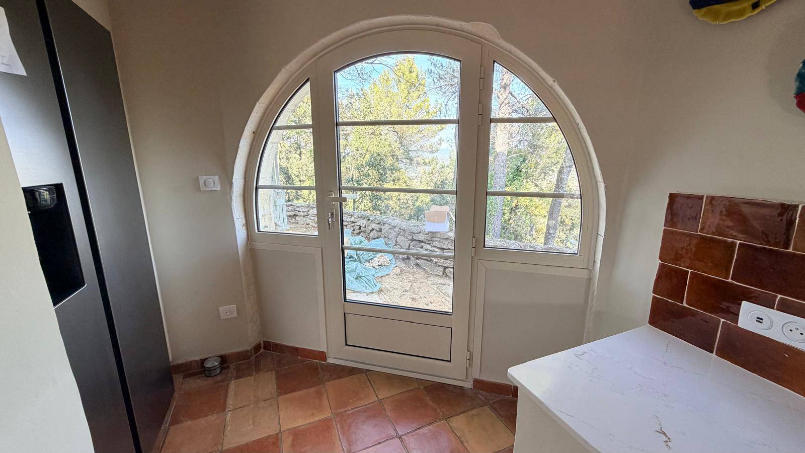 Installateur de fenêtre alu cintrée sur mesure autours de Caissargues 