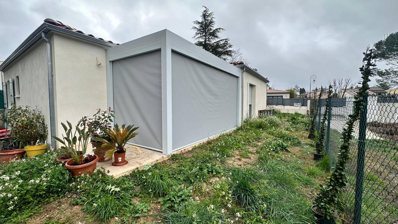 Pergola bioclimatique avec store intégré 