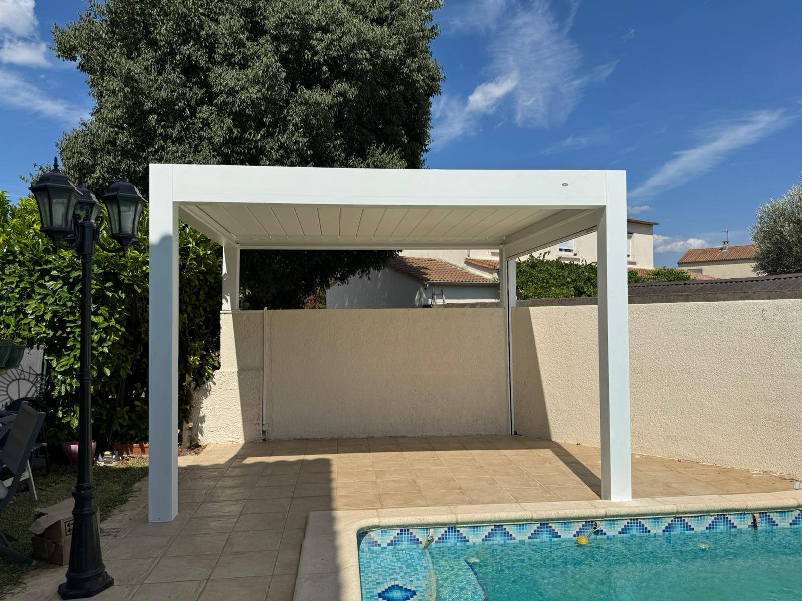 Pergola a coté d'une piscine - Caissargues