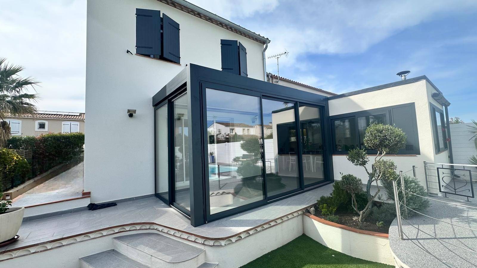 Pergola bioclimatique anthracite avec baie vitrée 