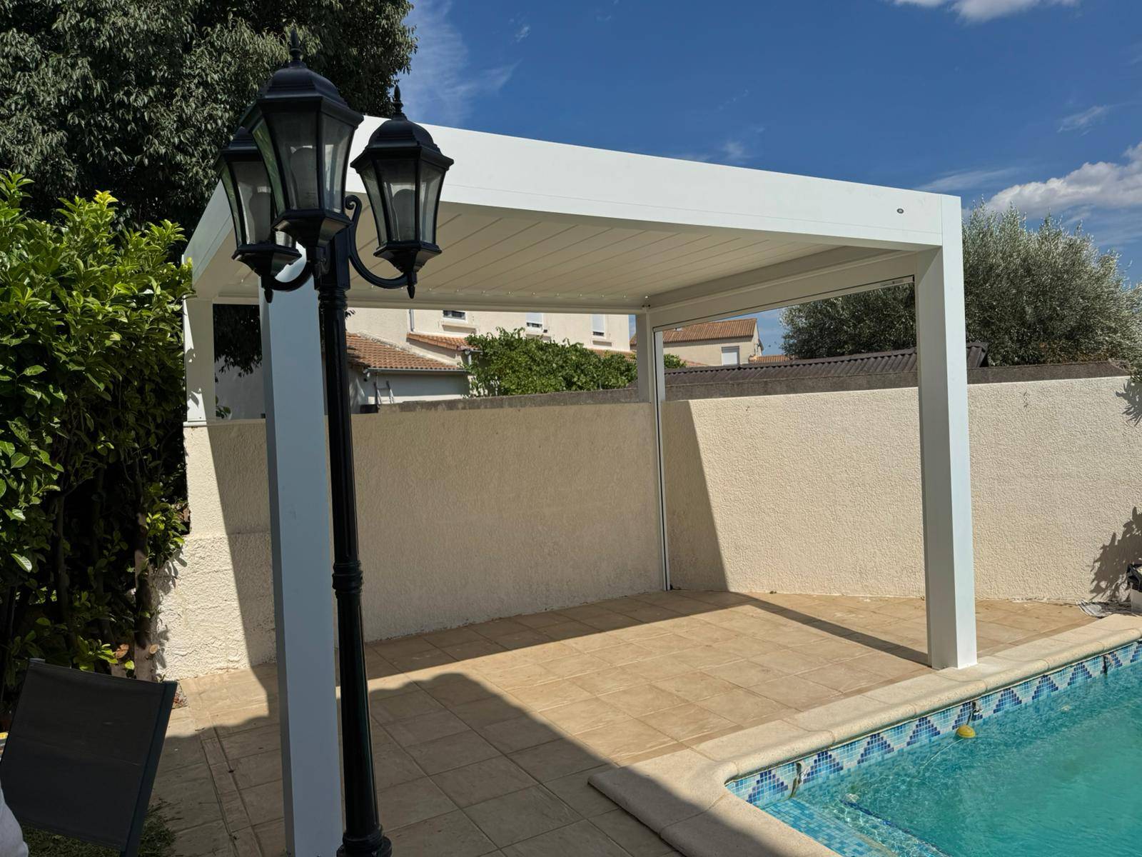 Pergola blanche en bord de piscine - Nimes