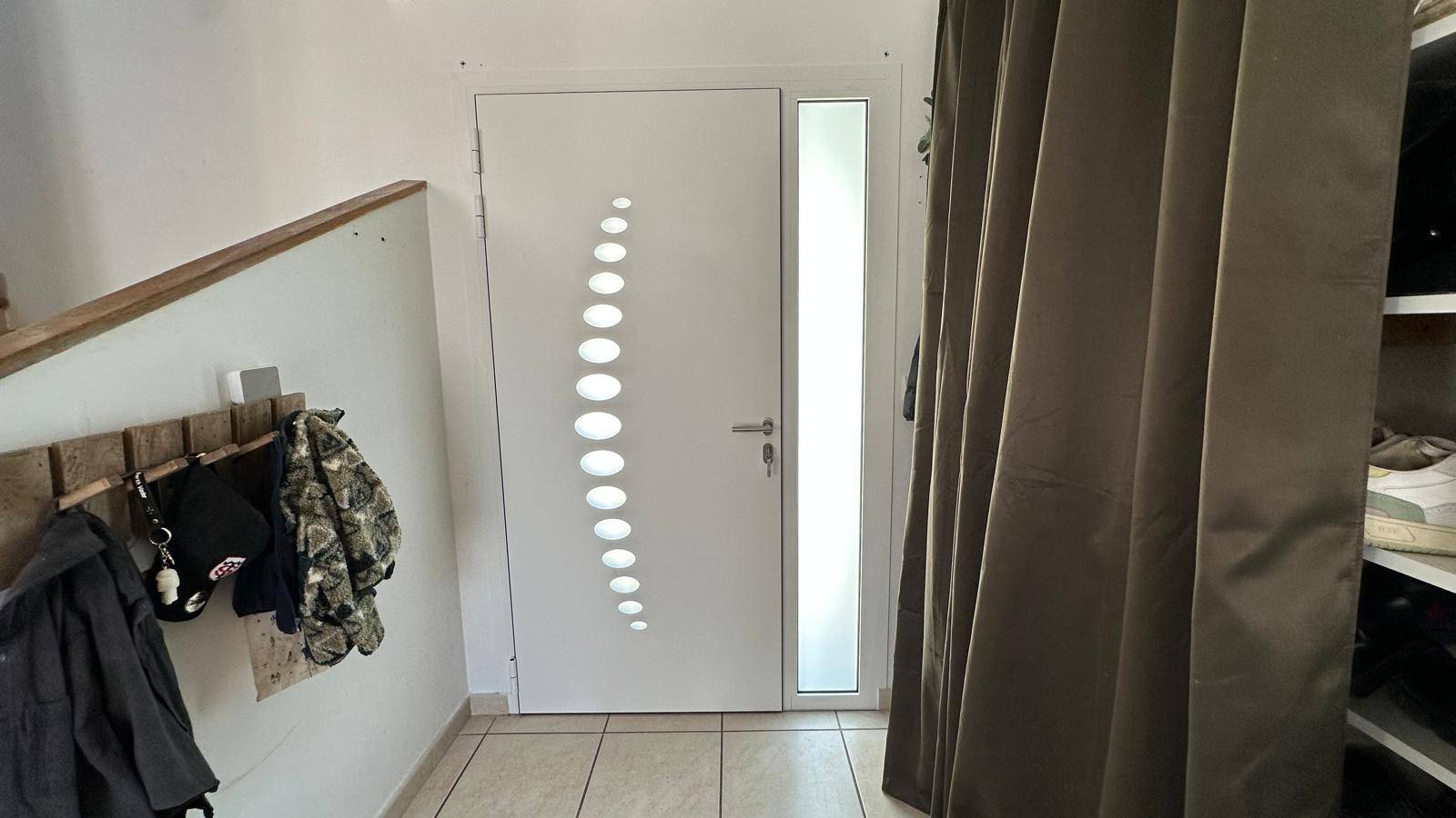 Vente et pose de porte d'entrée contemporaine en aluminium