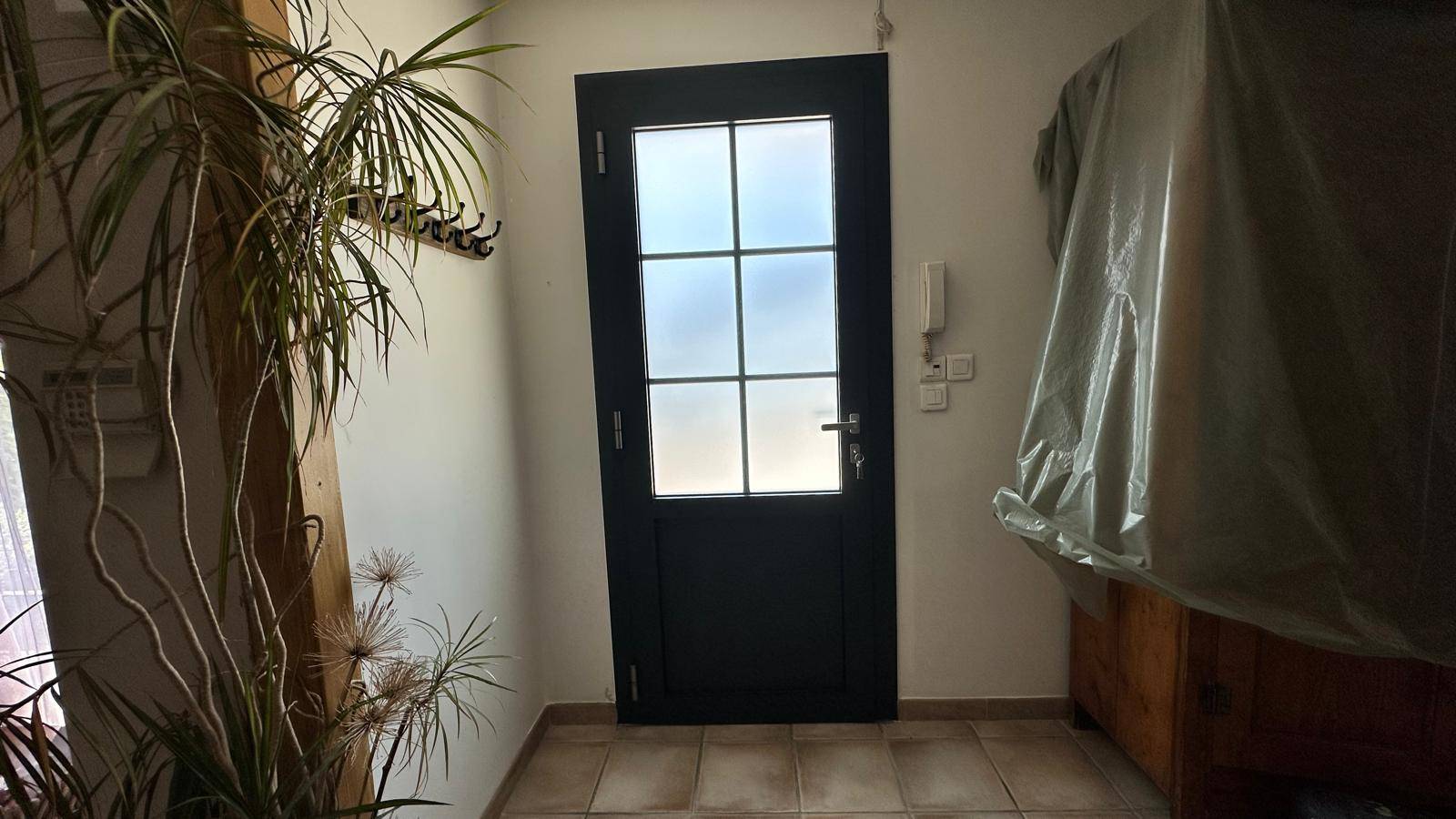 Pose de porte d'entrée traditionnelle en aluminium