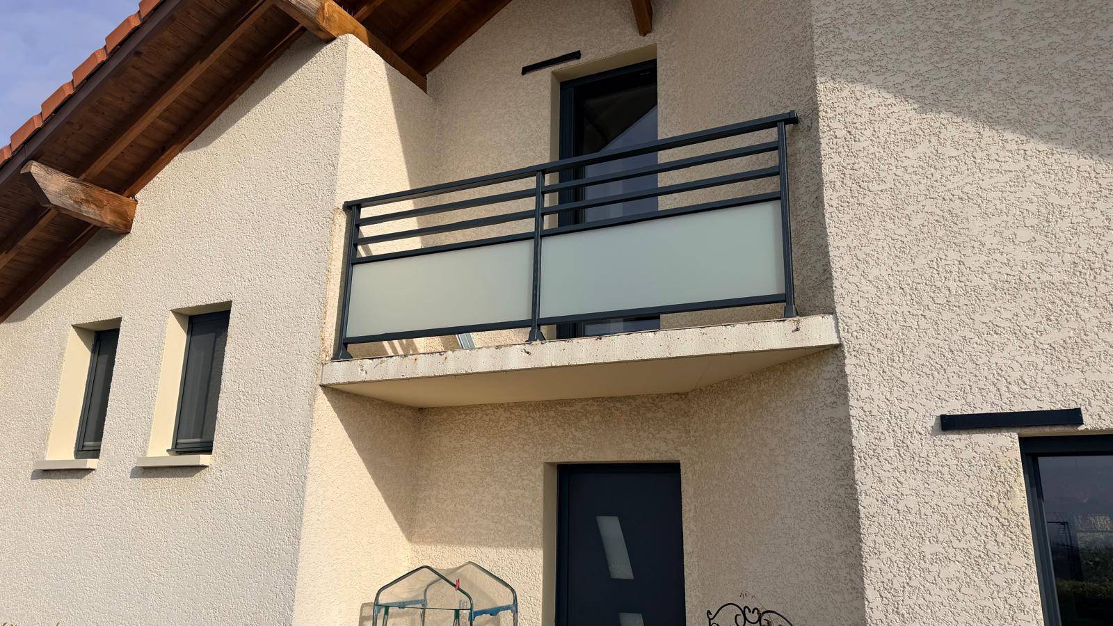 Pose garde corps en alu vitré à Nimes