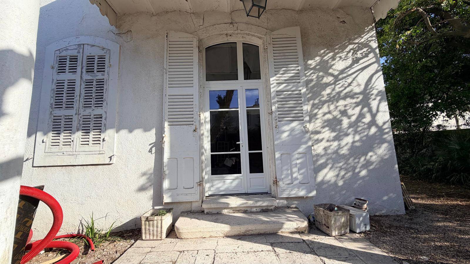 Vente et pose de menuiserie cintrée autours de Nimes