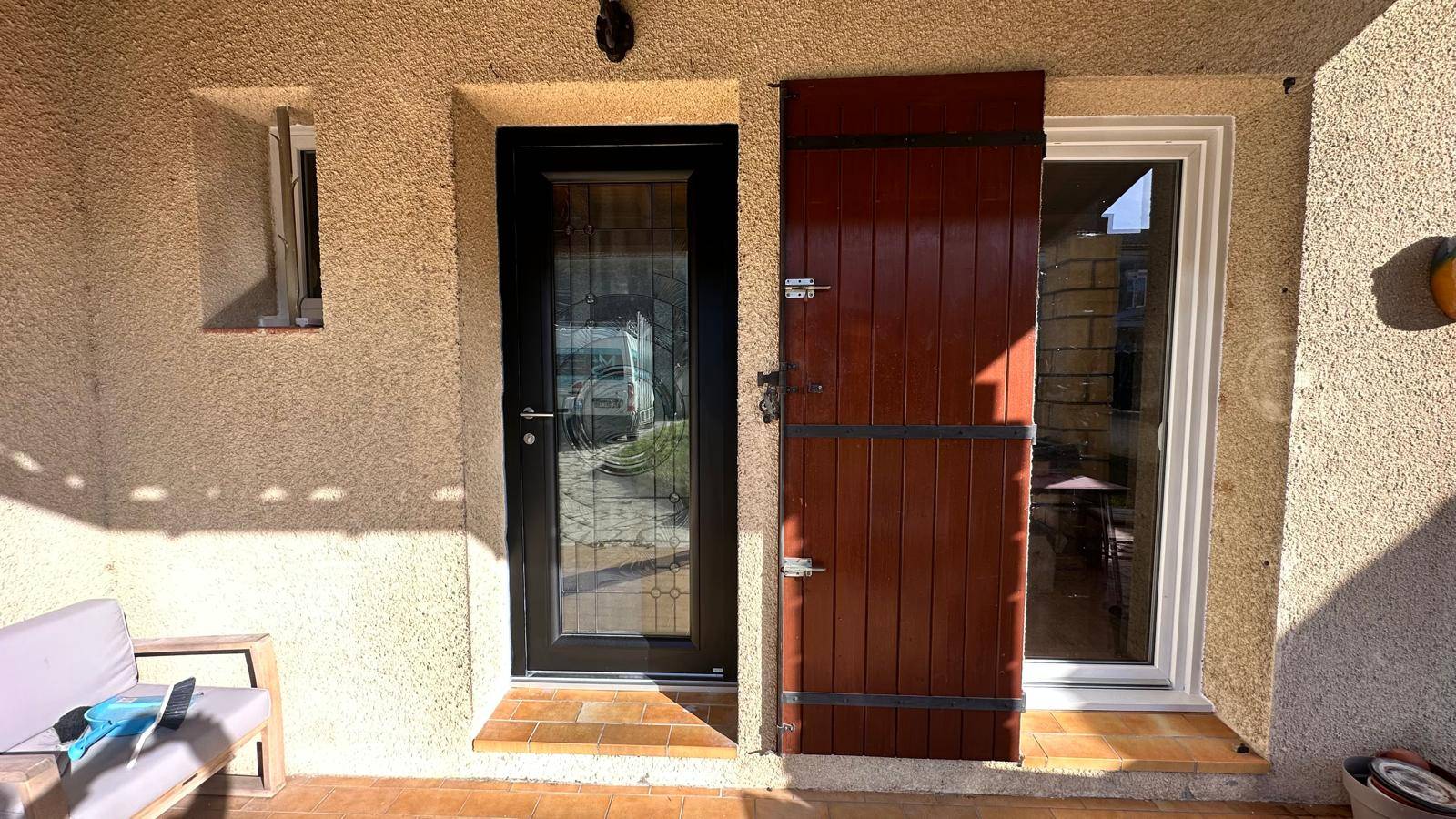 Installateur de porte d'entrée en alu près de Nimes