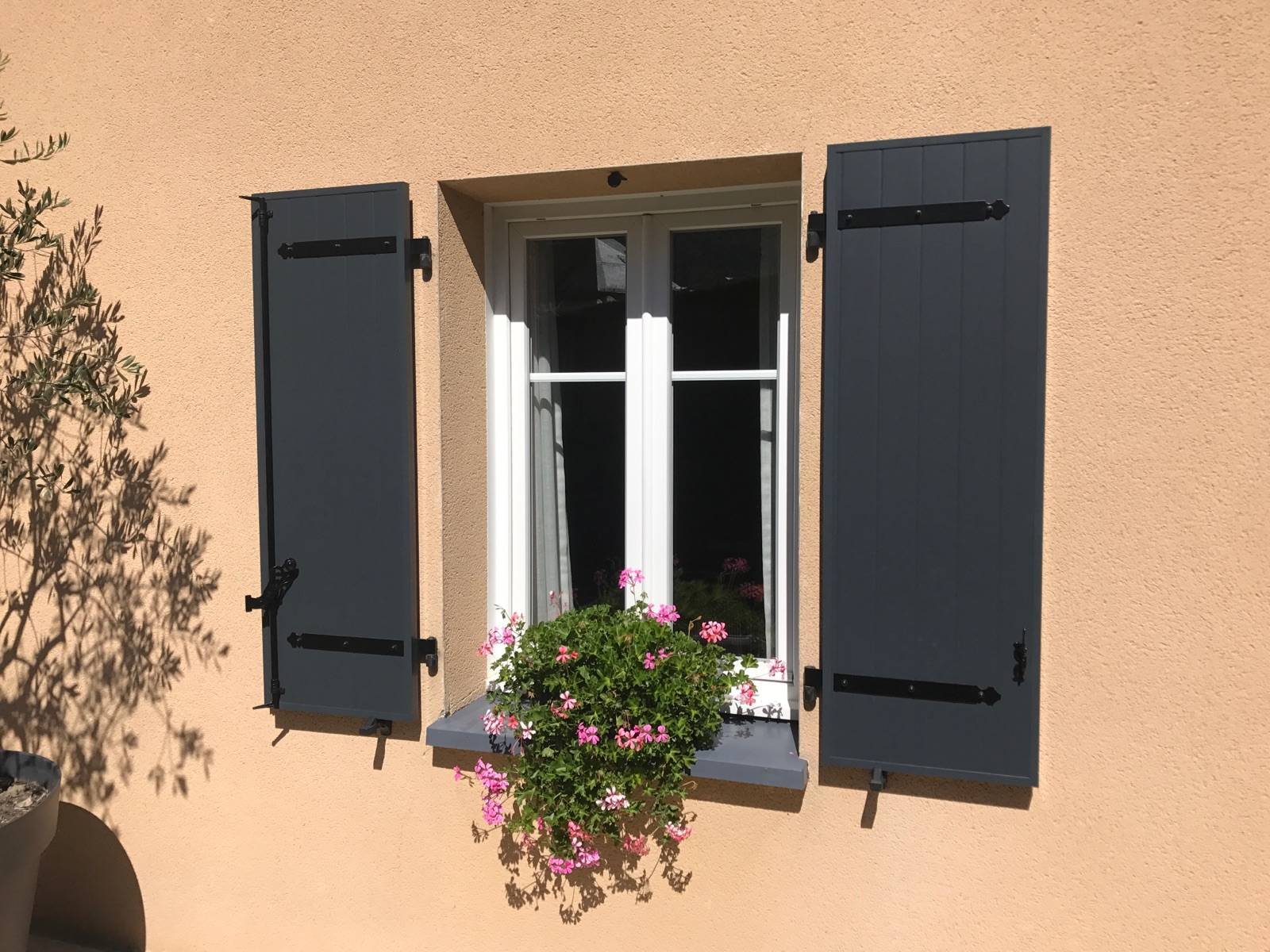 Exemple de volet en aluminium isolé gris anthracite dans le GARD (30)