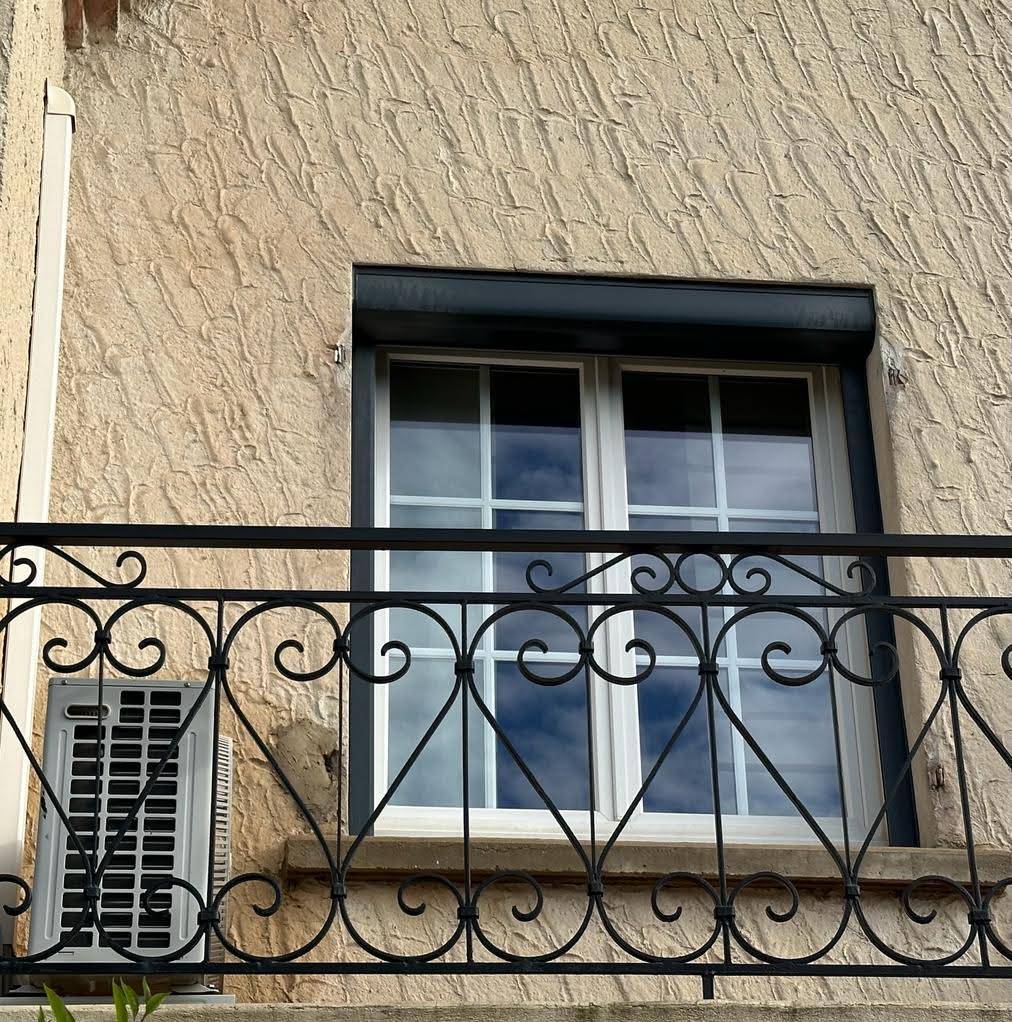 Volet roulant électrique de couleur gris anthracite près de Caissargues