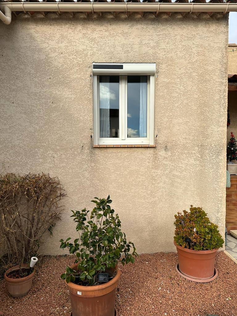 Volet roulant avec motorisation solaire sous linteau 