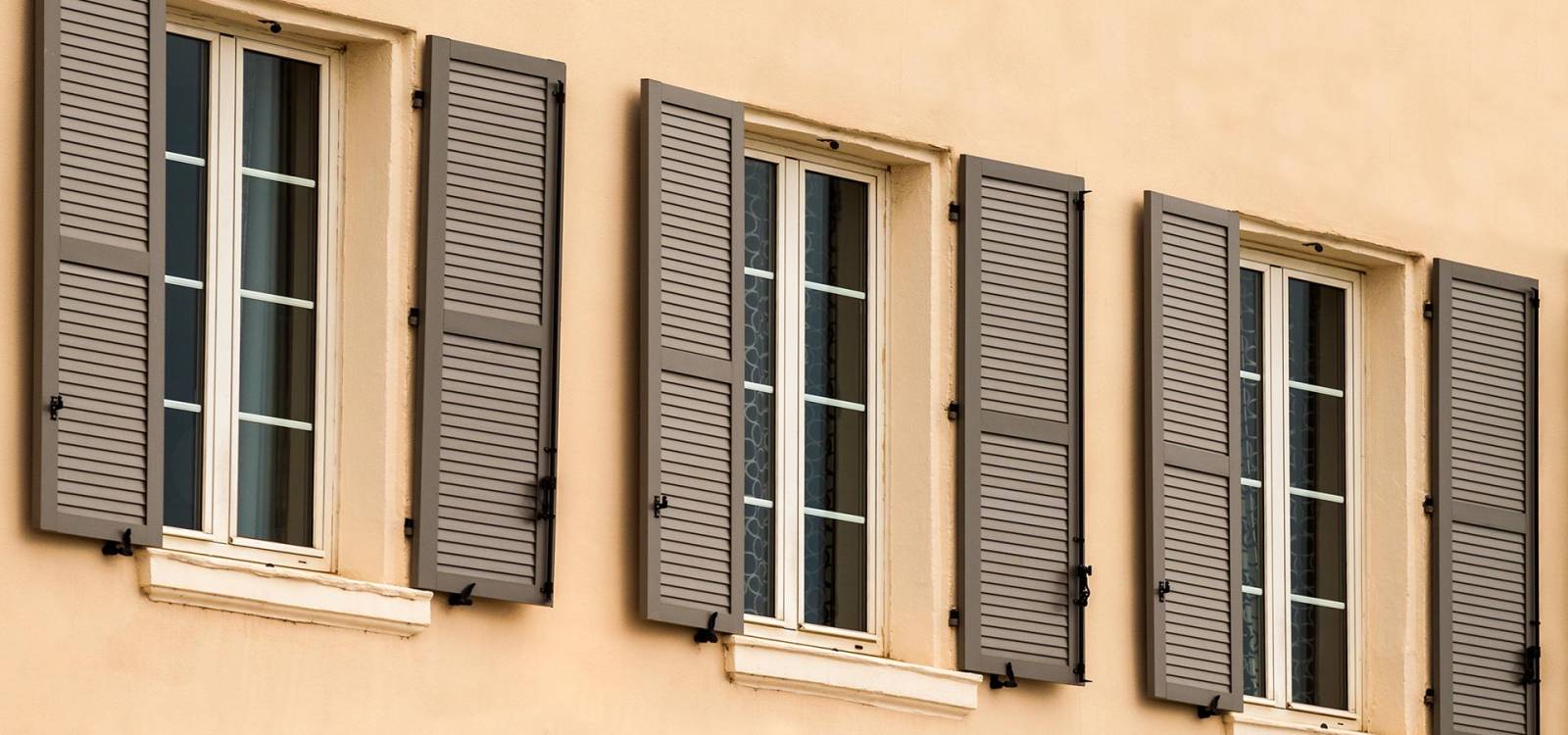 Large gamme de volets battants en PVC pour votre maison à Caissargues