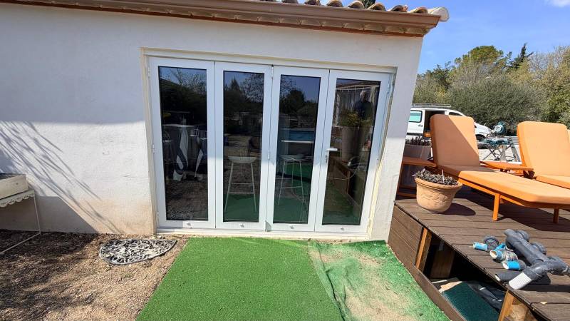 Installation de baie vitrée repliable en alu blanc