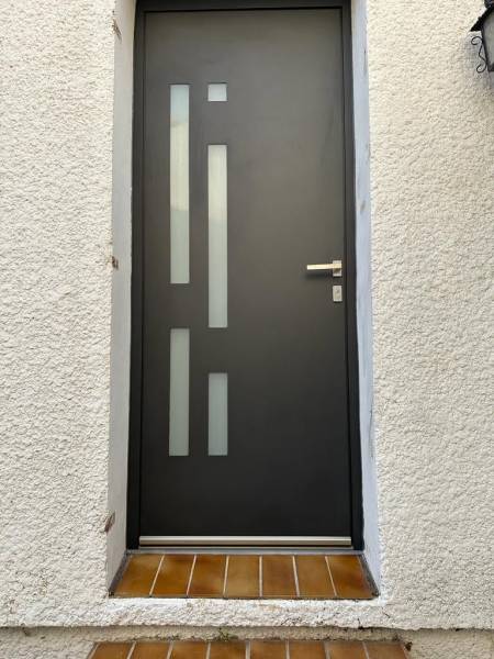Pose de porte d'entrée aluminium sur mesure à Saint Maximin près d'Uzes