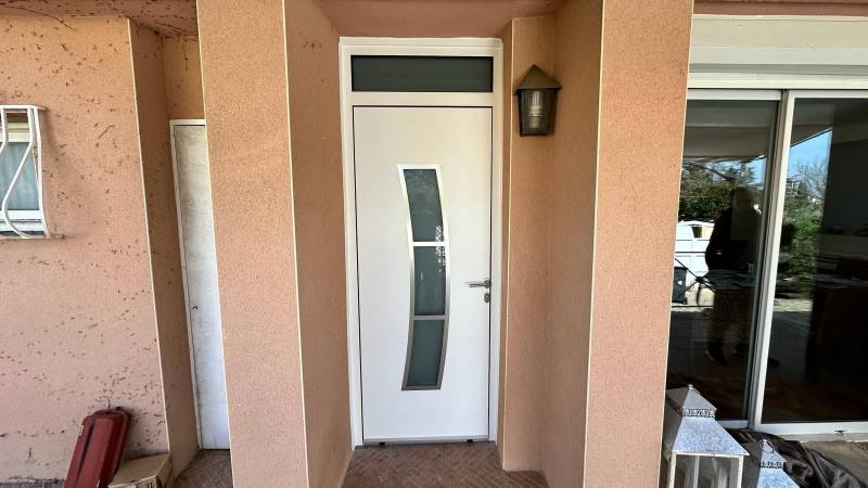 Porte d'entrée moderne de couleur blanc 