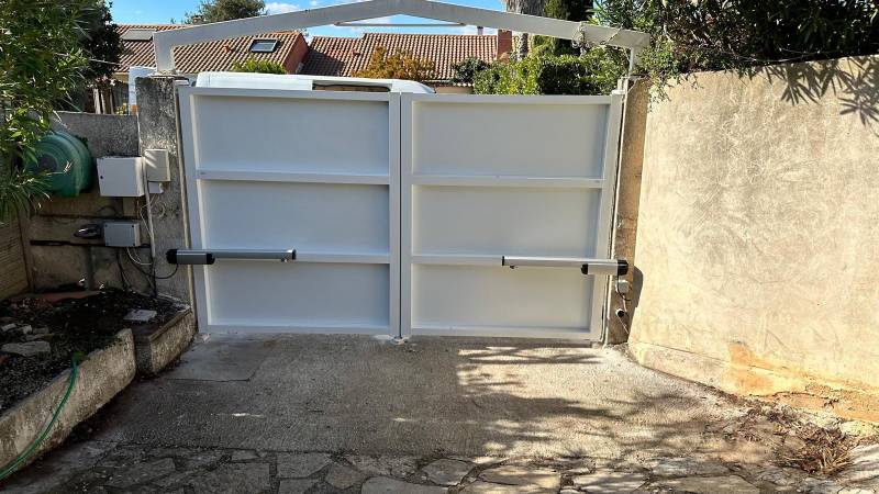 Élégance et Sécurité : Notre Installation de Portail en Aluminium Blanc à Sommières
