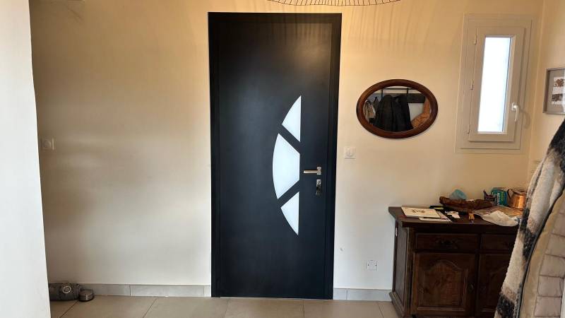 Porte d'entrée noire en aluminium