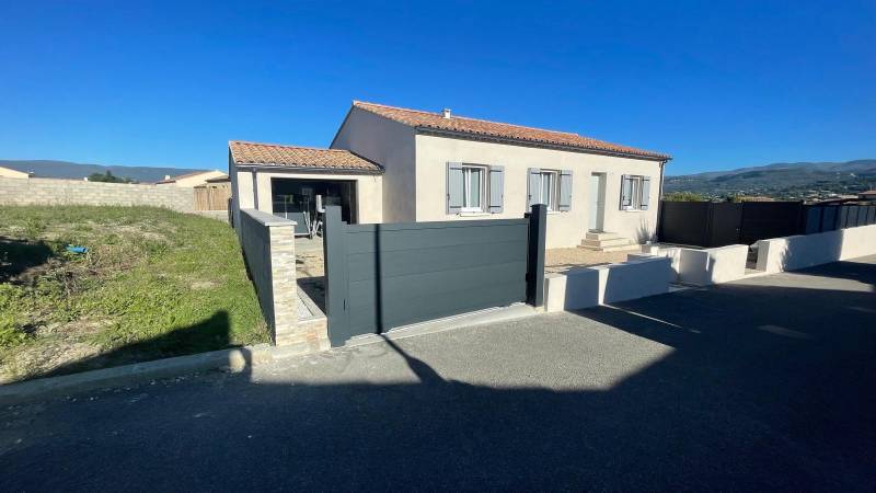 Installation d’un portail automatique Somfy – MS Menuiserie autour de Nîmes