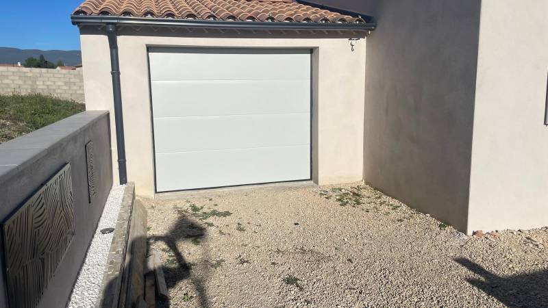 Porte de garage sectionnelle blanche avec motorisation somfy