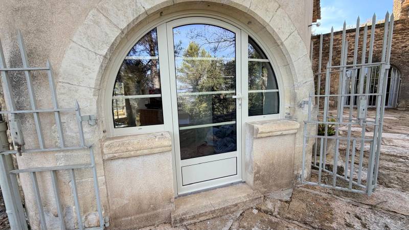 Fenêtre en alu cintré avec croisillons à Caissargues