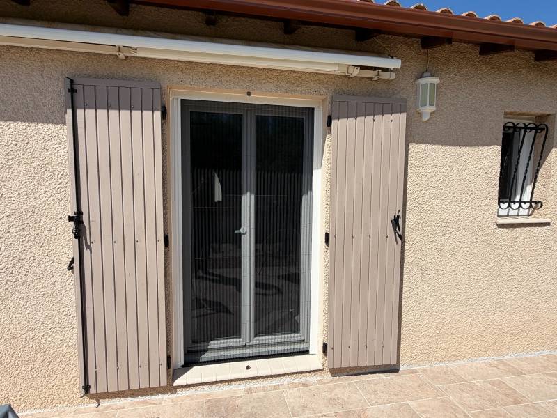 Moustiquaire porte-fenêtre sur mesure avec système enroulable et fermeture aimantée