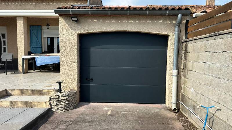 Porte de garage sectionnelle motorisée