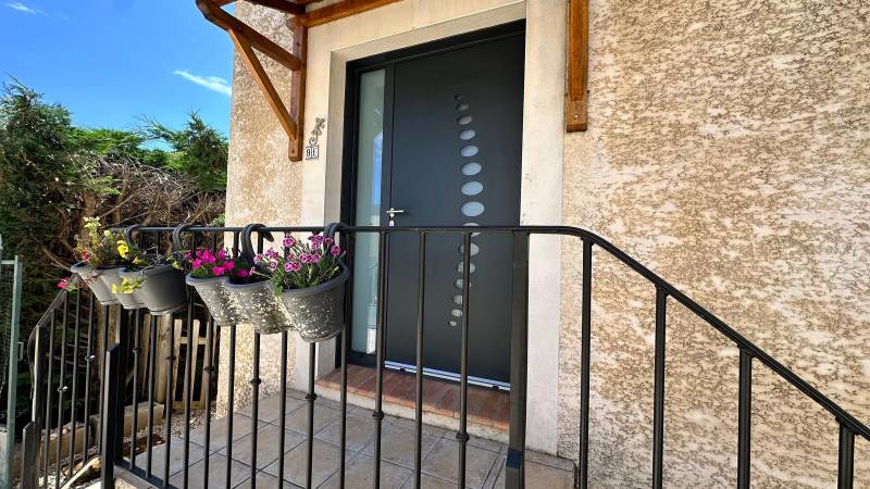 Porte d'entrée moderne en alu noir au grau du roi