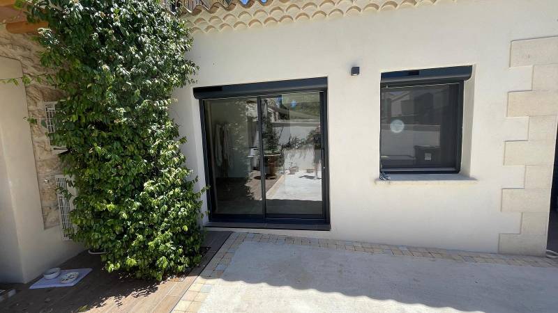 Pose de volets roulants en alu avec motorisation solaire Somfy pour baie vitrée et fenêtre