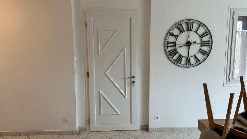 Porte d'entrée contemporaine blanche